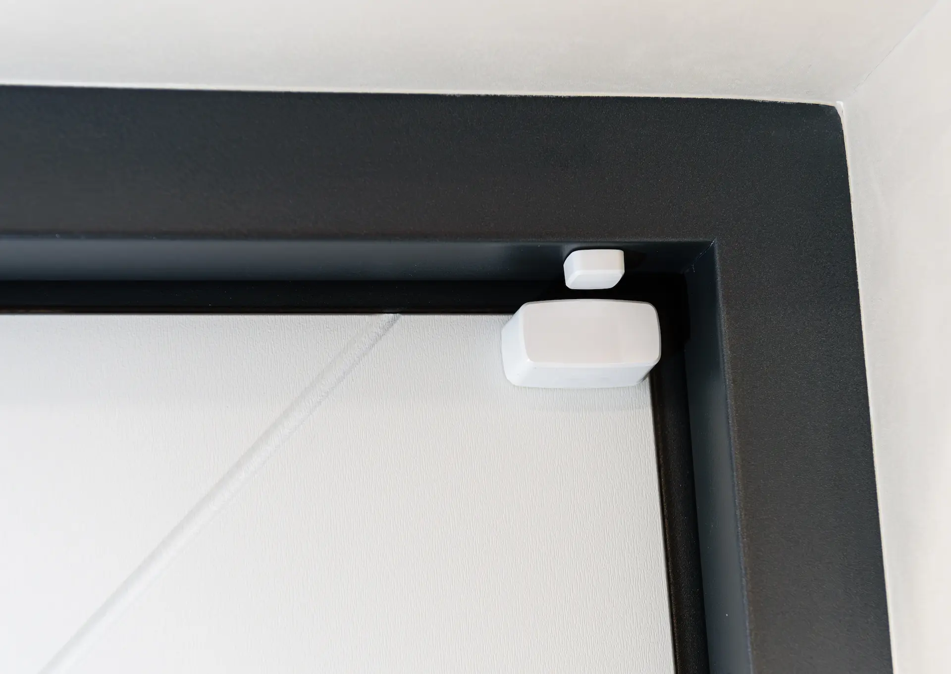 Detector magnético para puertas y ventanas: qué es y dónde conviene instalarlo